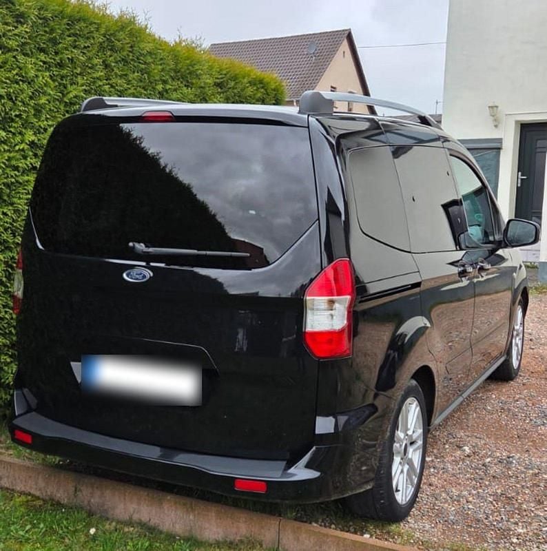 Gebraucht Ford Courier Titanium 105 PS (77 kW) 2017 Schwarz Van / Kleinbus