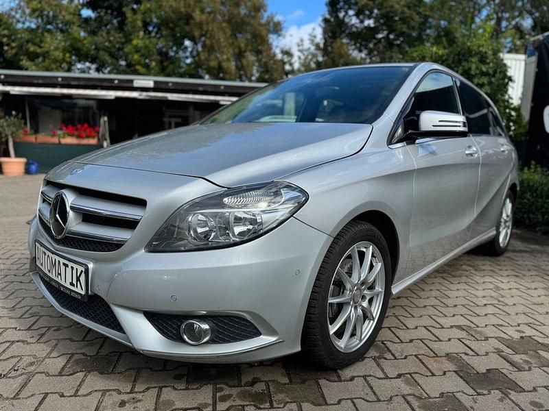 Silber Gebraucht 2013 Mercedes B200 Van / Kleinbus | 11.990 € (Fairer Preis) - Bild 1/4
