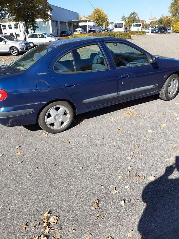 Blau Gebraucht 2001 Renault Mégane Expression Limousine | 1.450 € (Fairer Preis) - Bild 1/4