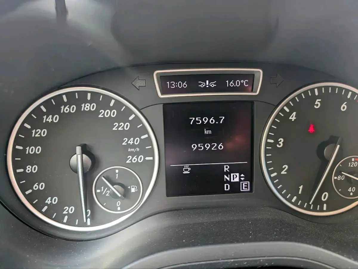 Gebraucht Mercedes B200 156 PS (114 kW) 2012 Blau Van / Kleinbus