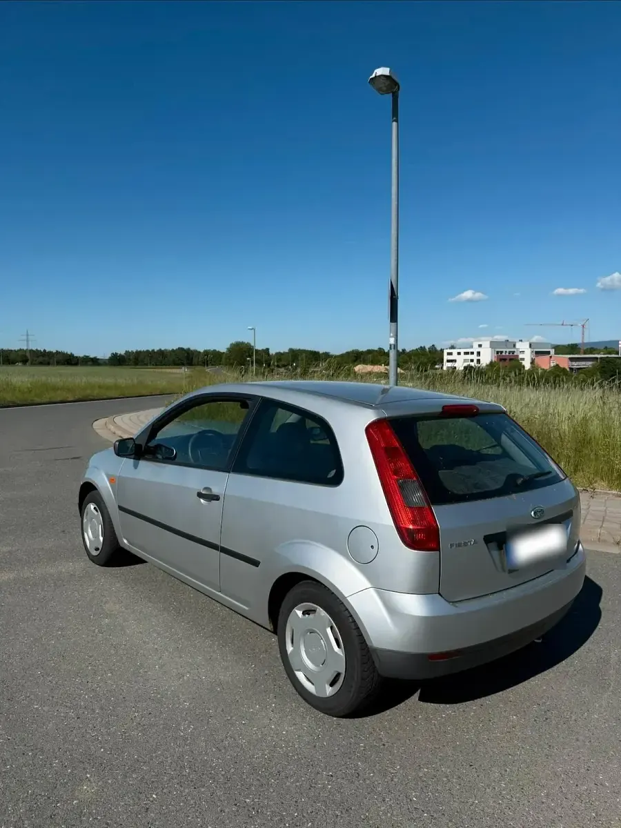 Gebraucht Ford Fiesta 70 PS (51 kW) 2003 Silber Kleinwagen