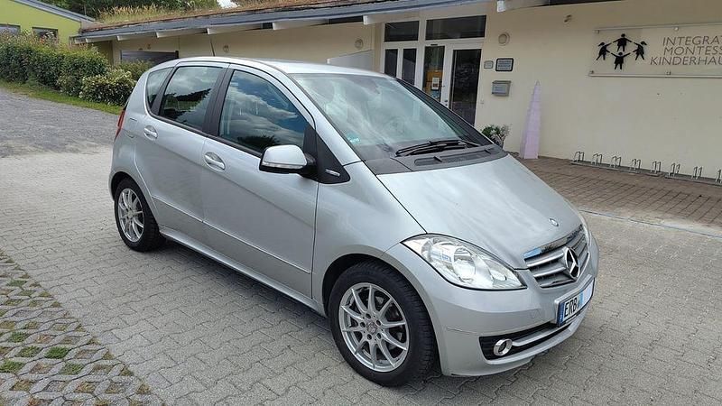 Silber Gebraucht 2011 Mercedes A180 Van / Kleinbus | 4.990 € (Fairer Preis) - Bild 1/4