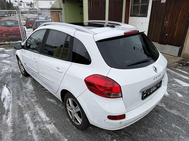 Gebraucht Renault Clio GrandTour 103 PS (75 kW) 2011 Gletscherweiss Kombi