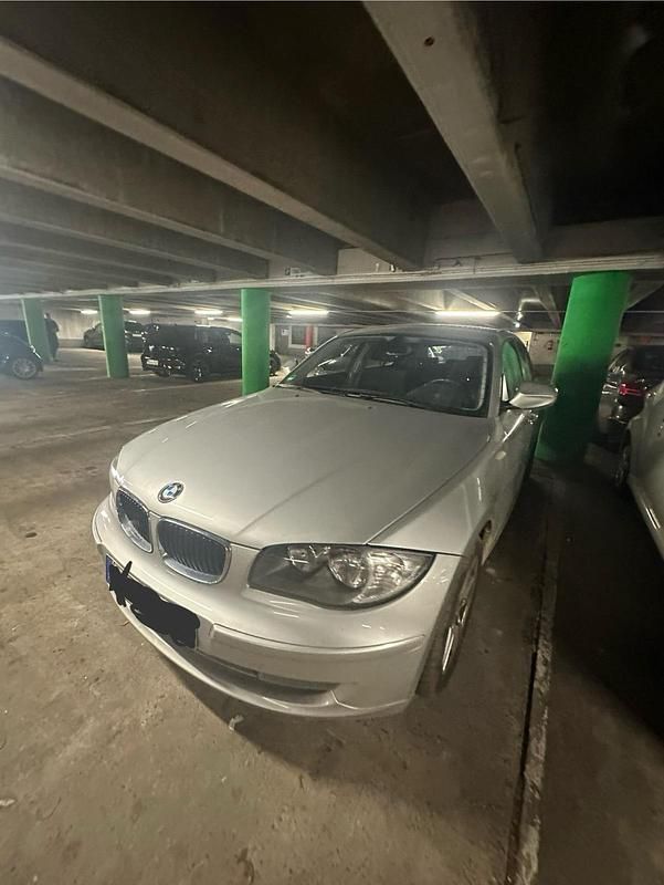 Grau Gebraucht 2011 BMW 118 Kleinwagen | 3.700 € (Superpreis) - Bild 1/4
