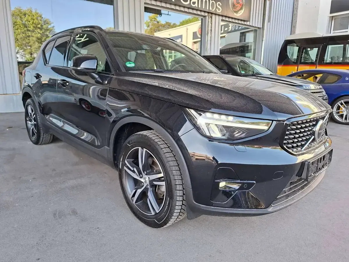 Gebraucht Volvo XC40 Plus 197 PS (144 kW) 2023 Onyx black / metallic SUV