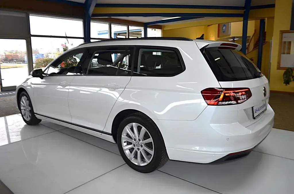 Gebraucht VW Passat Basis 150 PS (110 kW) 2023 Weiß Kombi