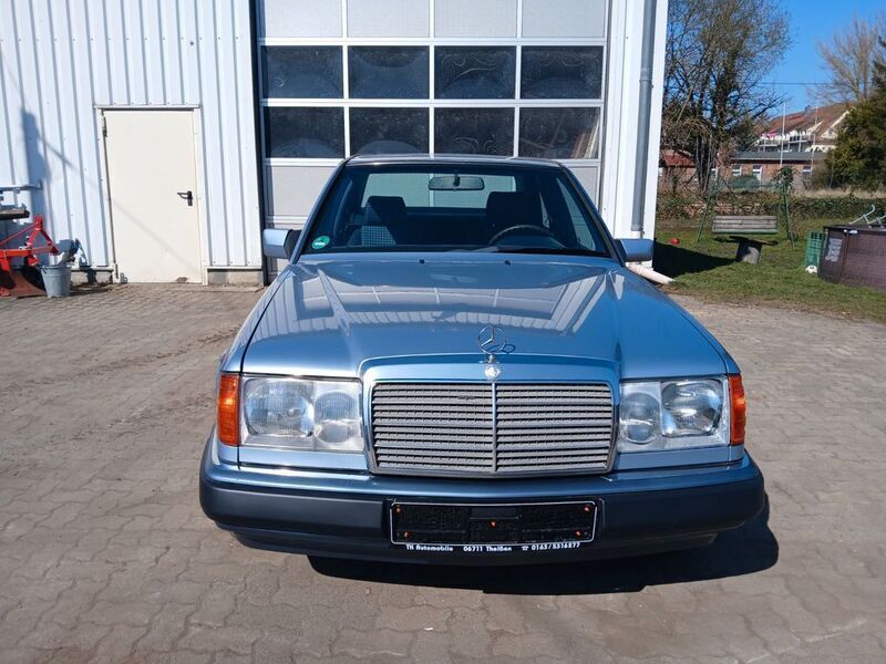 Blau Gebraucht 1990 Mercedes E230 Limousine | 6.000 € - Bild 1/4