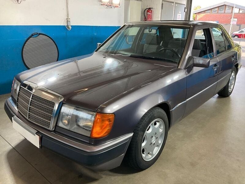 Gebraucht Mercedes E200 118 PS (86 kW) 1991 Schwarz Limousine