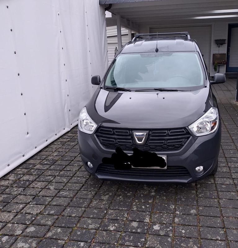 Schwarz Gebraucht 2020 Dacia Dokker Van / Kleinbus | 11.499 € (Fairer Preis) - Bild 1/4