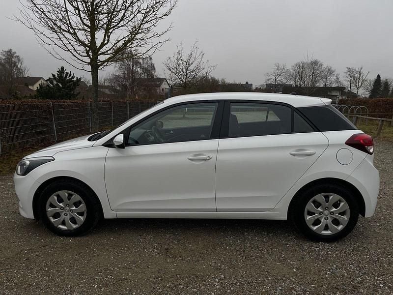 Weiß Gebraucht 2017 Hyundai i20 Kleinwagen | 7.300 € (Fairer Preis) - Bild 1/4