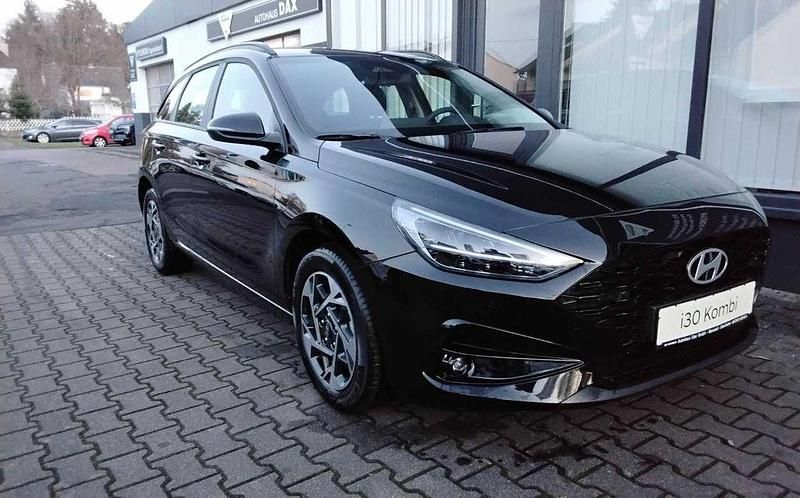 Neu Hyundai i30 101 PS (74 kW) 2025 Schwarz Kombi
