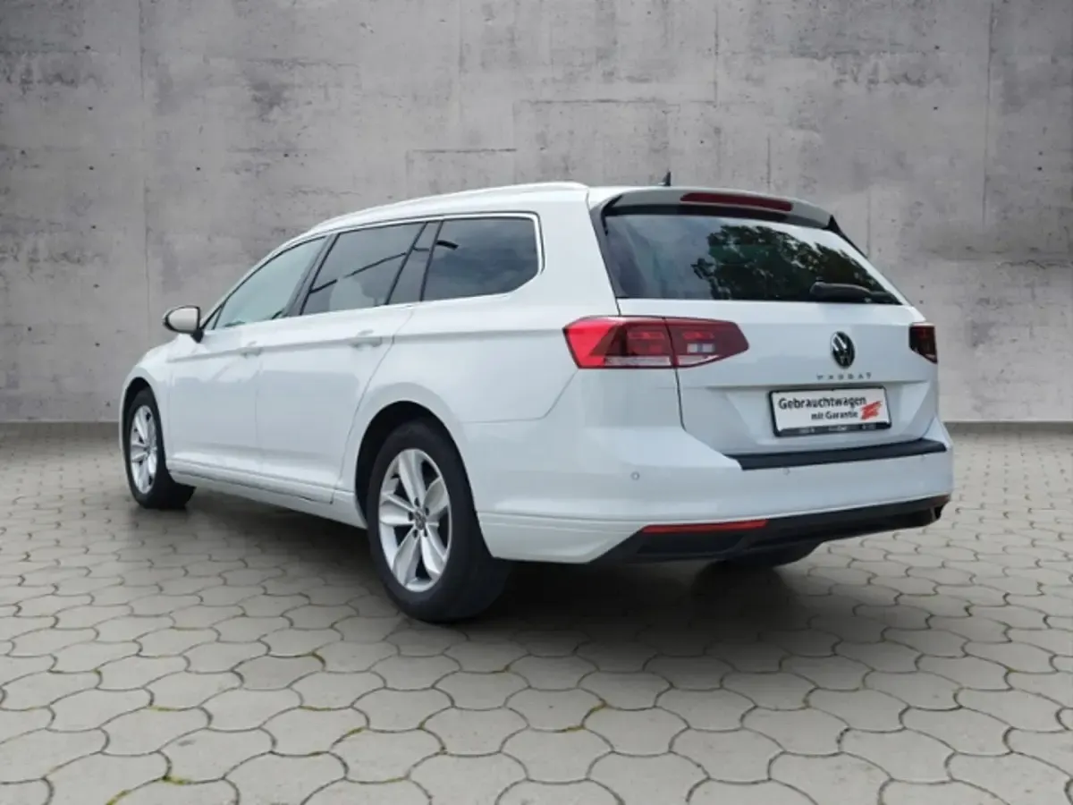Gebraucht VW Passat Business 150 PS (110 kW) 2023 Gletscherweiß metallic Kombi
