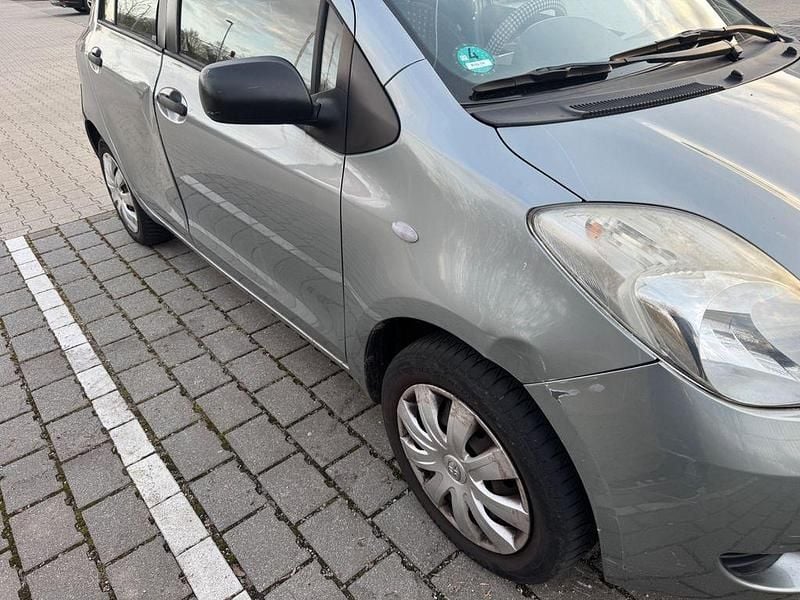 Gebraucht Toyota Yaris 69 PS (50 kW) 2009 Grau Kleinwagen
