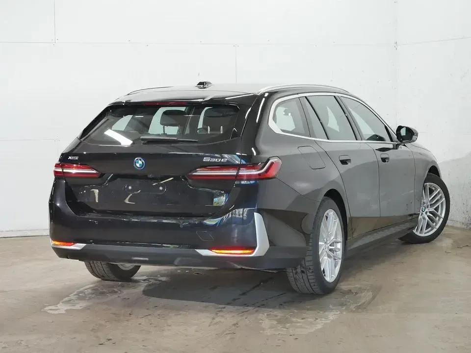 Gebraucht BMW 530e Sport Line 299 PS (219 kW) 2025 Schwarz Kombi