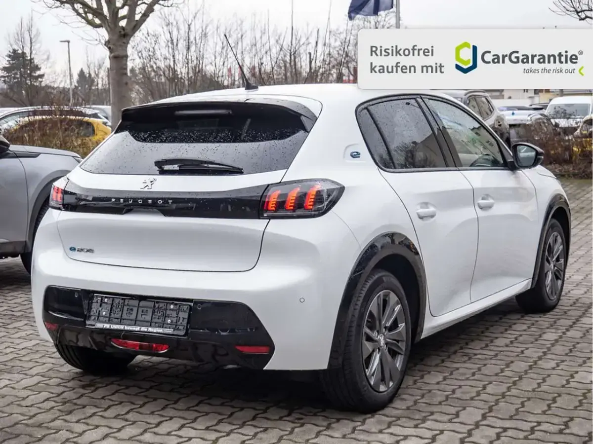 Gebraucht Peugeot e-208 Allure 100 kW (136 PS) 2023 Weiss Kleinwagen