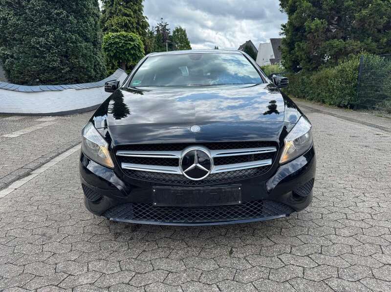 Nachtschwarz Gebraucht 2015 Mercedes A180 Urban Kleinwagen | 13.900 € (Fairer Preis) - Bild 1/4