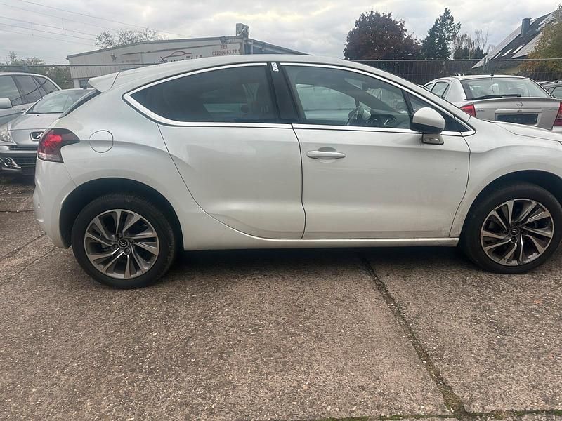 Gebraucht Citroën DS4 So Chic 156 PS (114 kW) 2011 Weiß Kleinwagen