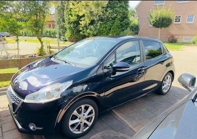 Blau Gebraucht 2013 Peugeot 208 Active Kleinwagen | 3.499 € (Guter Preis) - Bild 1/4