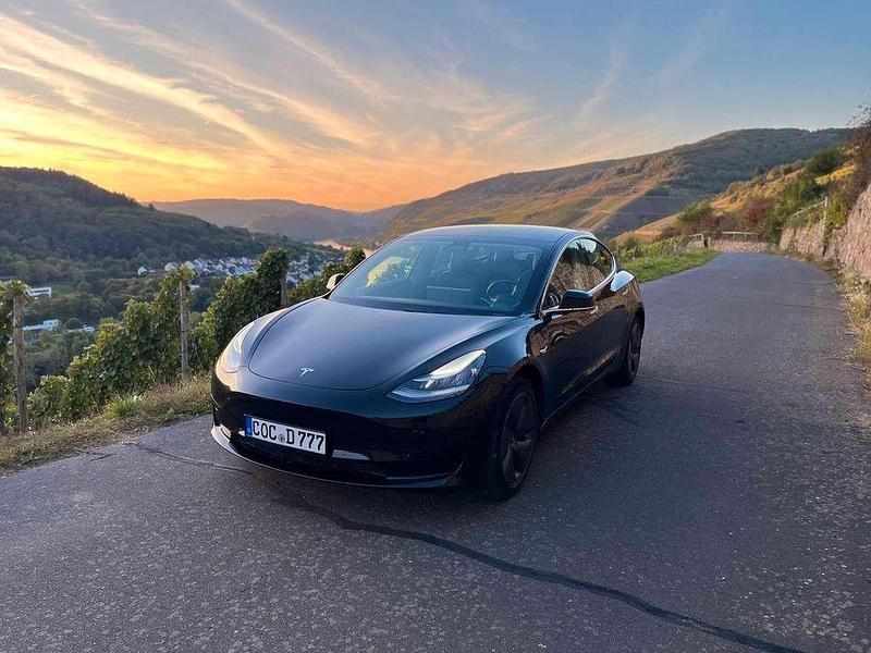 Schwarz Gebraucht 2019 Tesla Model 3 Standard Range Plus Limousine | 16.700 € (Teuer) - Bild 1/4