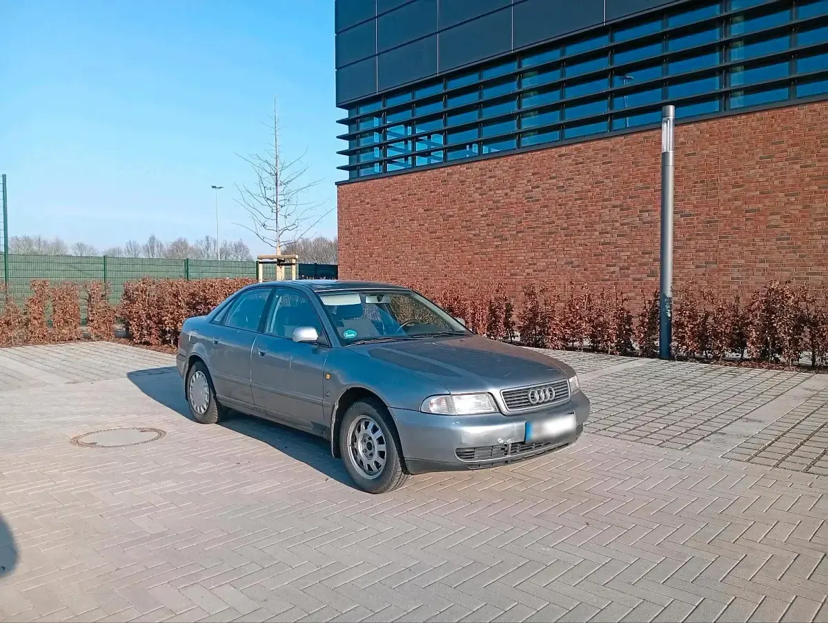Używany Audi A4 101 KM (74 kW) 1997 Szary Sedan/Limuzyna