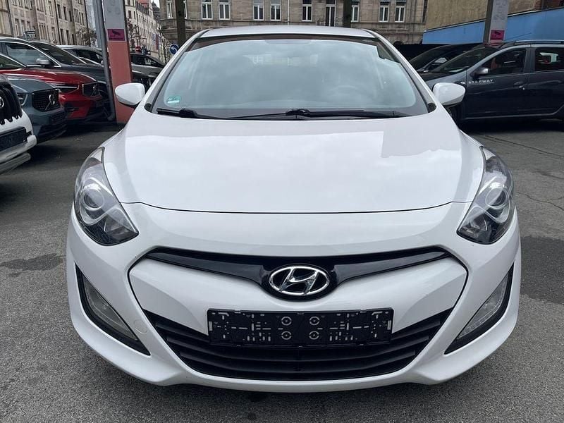 Gebraucht Hyundai i30 Trend 90 PS (66 kW) 2012 Weiß Limousine