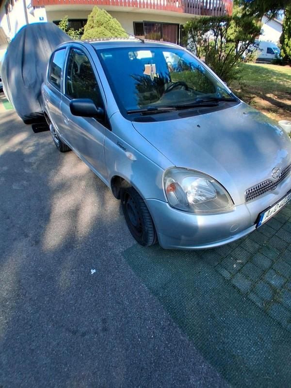Grau Gebraucht 2002 Toyota Yaris Kleinwagen | 2.750 € (Etwas zu teuer) - Bild 1/4