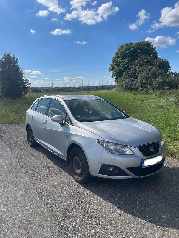 Silber Gebraucht 2011 Seat Ibiza ST Kombi | 3.900 € (Etwas zu teuer) - Bild 1/4