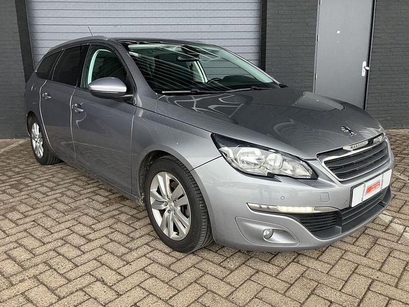 Weiß Gebraucht 2015 Peugeot 308 Limousine | 4.800 € (Guter Preis) - Bild 1/4