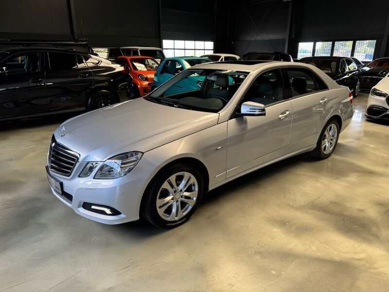 Silber Gebraucht 2009 Mercedes E250 Avantgarde Limousine | 17.850 € (Teuer) - Bild 1/4