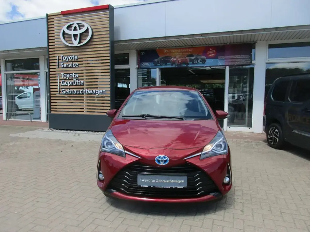 Gebraucht Toyota Yaris Comfort 101 PS (74 kW) 2017 Tokiorot perleffekt Kleinwagen