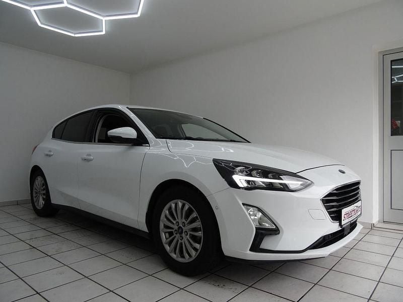 Weiß Gebraucht 2020 Ford Focus Titanium Limousine | 15.590 € (Fairer Preis) - Bild 1/4