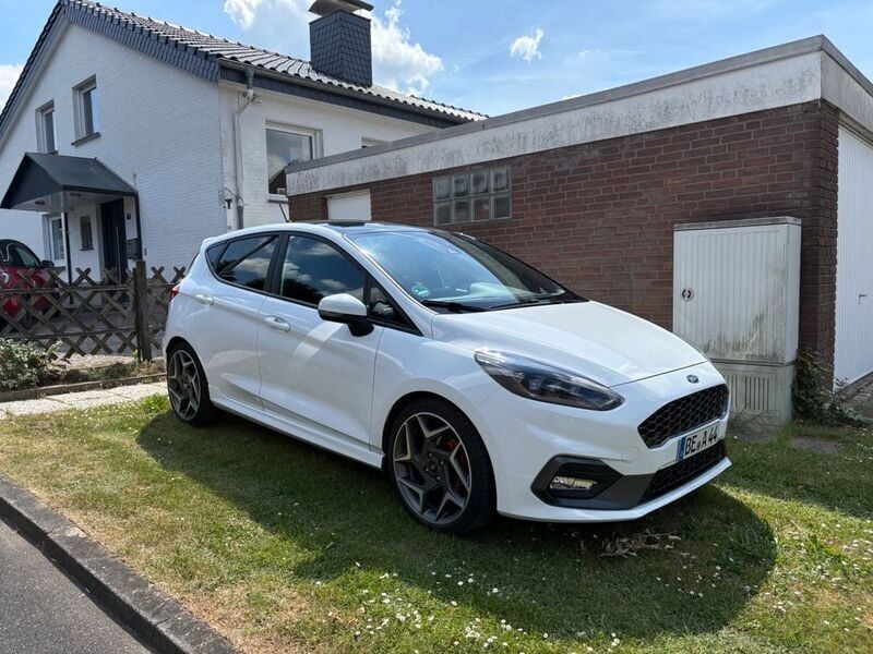 Weiß Gebraucht 2019 Ford Fiesta ST Kleinwagen | 19.000 € - Bild 1/4