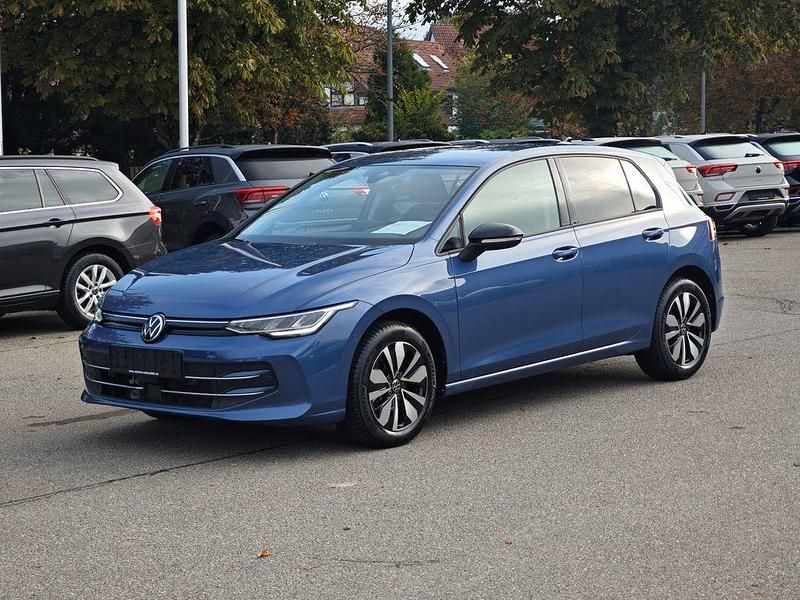 Blau Gebraucht 2024 VW Golf VIII Limousine | 23.890 € (Guter Preis) - Bild 1/4