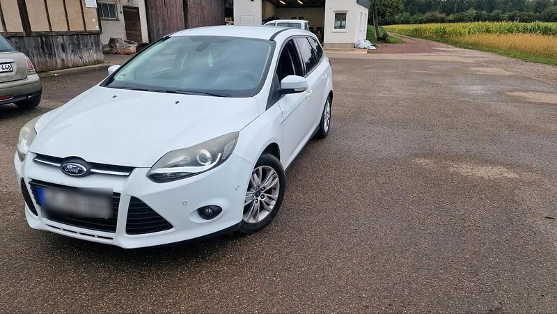 Weiß Gebraucht 2011 Ford Focus Kombi | 3.300 € (Fairer Preis) - Bild 1/4