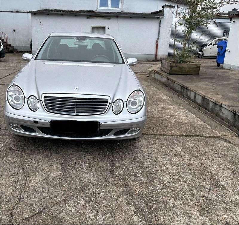 Gebraucht Mercedes E220 150 PS (110 kW) 2002 Silber Limousine