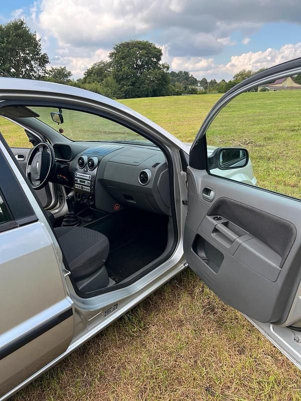 Silber Gebraucht 2003 Ford Fusion Kleinwagen | 1.900 € - Bild 1/4