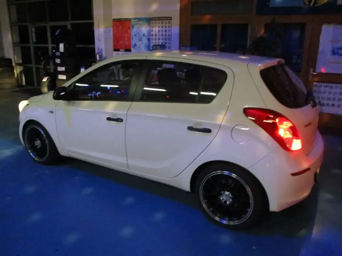 Gebraucht Hyundai i20 Edition 86 PS (63 kW) 2013 Weiß Kleinwagen