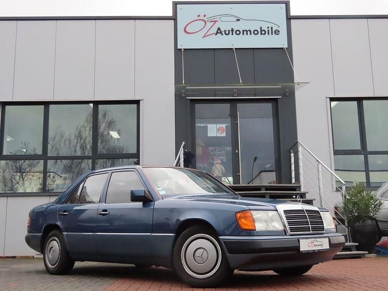 Blau Gebraucht 1991 Mercedes E200 Limousine | 9.900 € - Bild 1/3