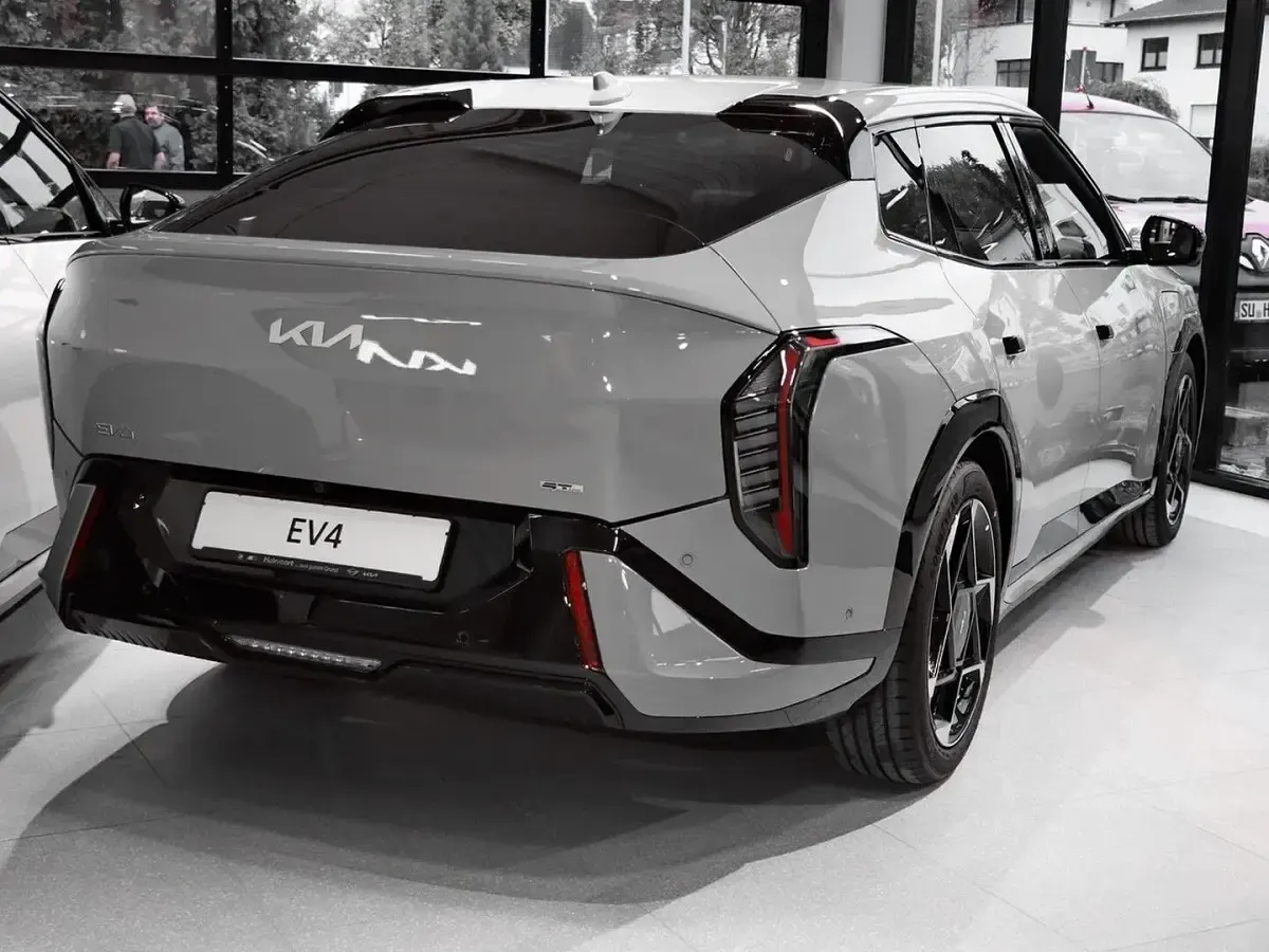 Neu Kia EV4 Comfort 150 kW (204 PS) 2025 Morgenbrise grau Kleinwagen