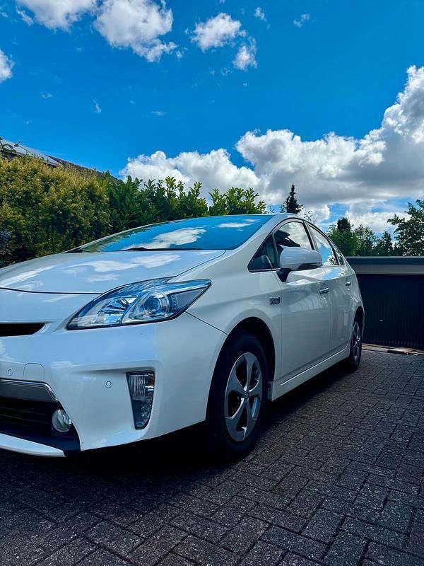 Weiß Gebraucht 2012 Toyota Prius Plug-in Hybrid Kleinwagen | 13.300 € - Bild 1/4