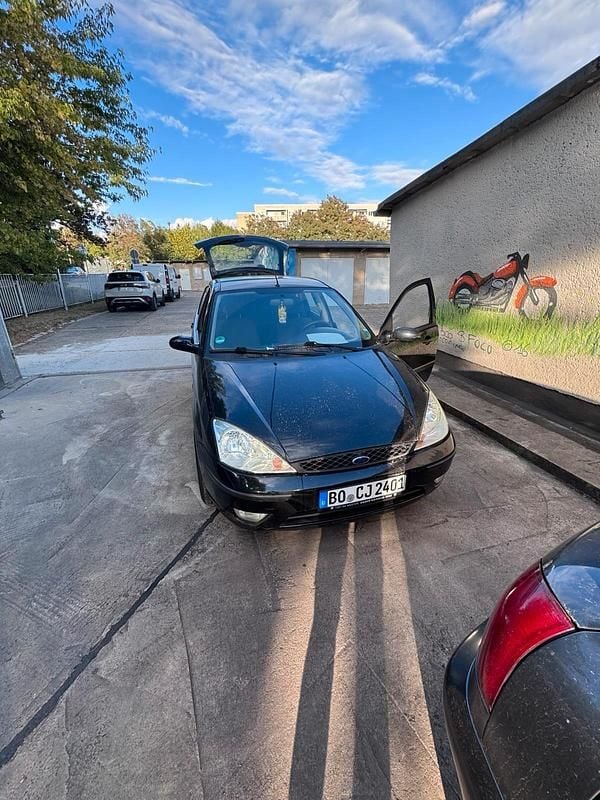 Schwarz Gebraucht 2000 Ford Focus Limousine | 500 € (Guter Preis) - Bild 1/4