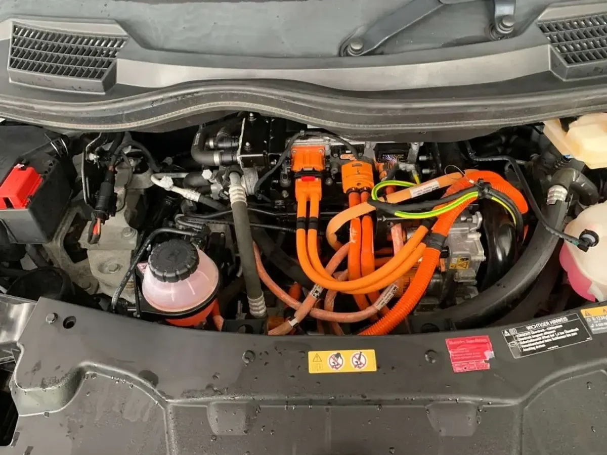 Gebraucht Mercedes EQV300 150 kW (204 PS) 2021 Weiß Van / Kleinbus