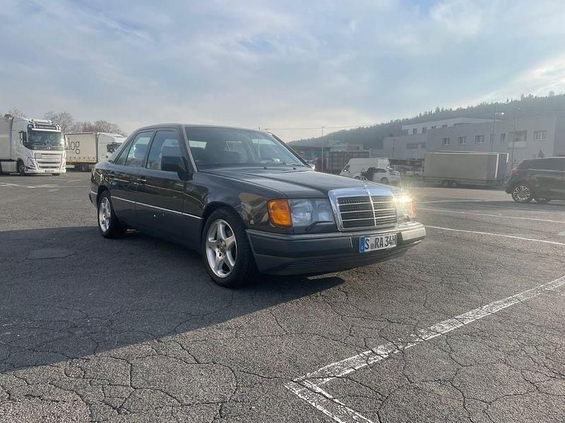 Second-hand Mercedes E220 150 CP (110 kW) 1992 Negru Berlinǎ