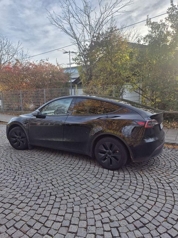 Schwarz Gebraucht 2024 Tesla Model Y Long Range RWD SUV | 39.800 € (Teuer) - Bild 1/4