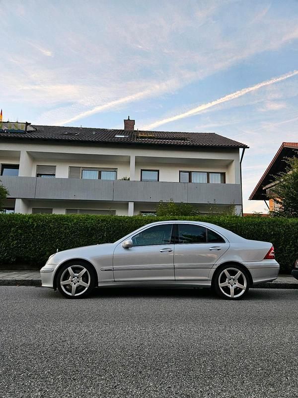 Silber Gebraucht 2005 Mercedes C320 Sport Edition Limousine | 6.300 € (Fairer Preis) - Bild 1/4