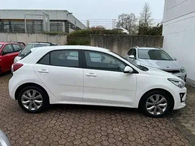 Gebraucht Kia Rio Spirit 101 PS (74 kW) 2022 Clear white uni Limousine