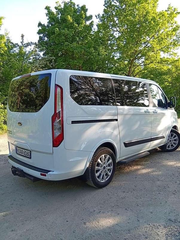 Gebraucht Ford Tourneo Titanium 131 PS (96 kW) 2019 Weiß Van / Kleinbus