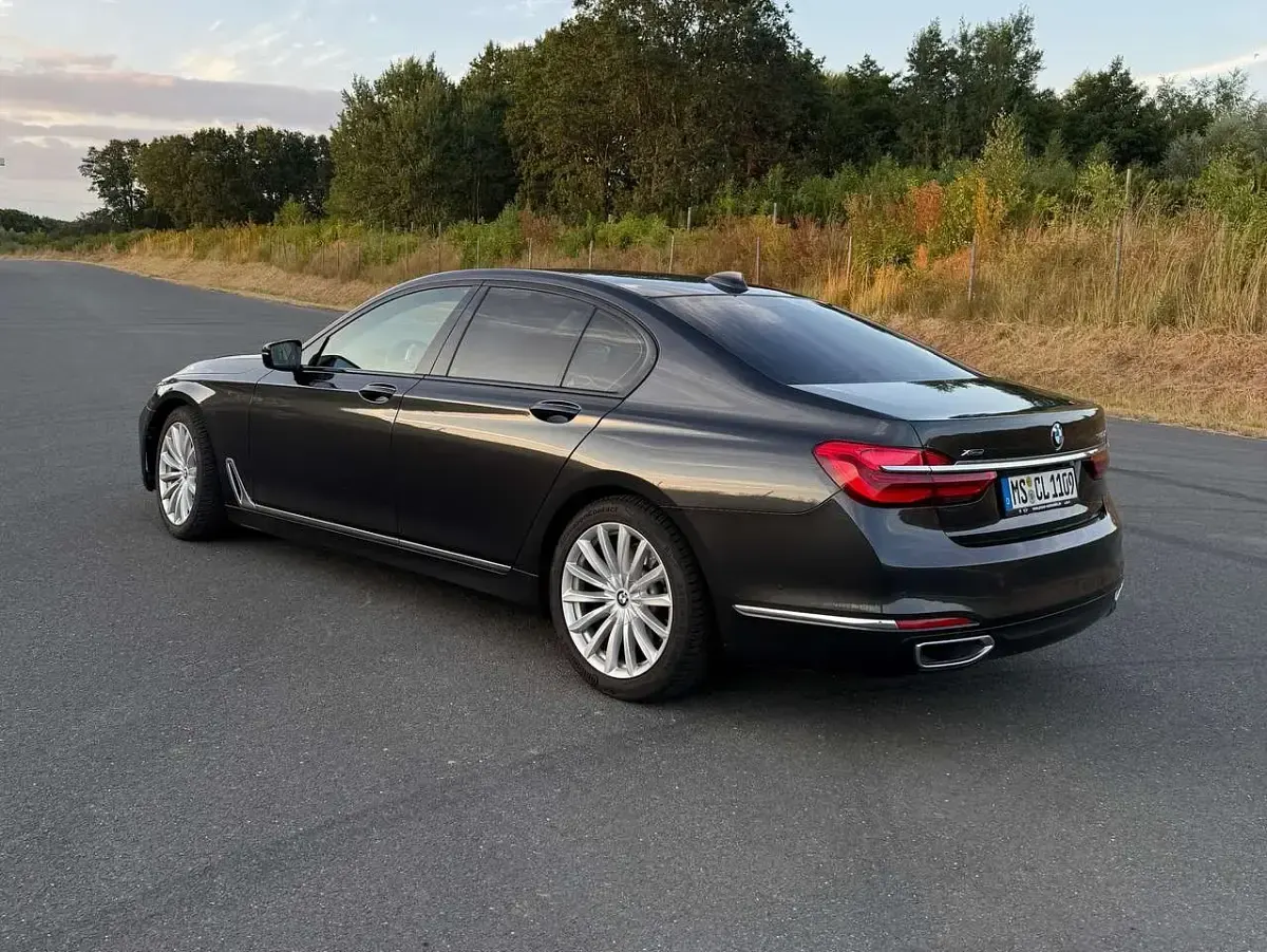 Gebraucht BMW 740 320 PS (235 kW) 2019 Grau Limousine