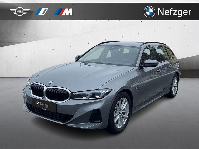 Gebraucht BMW 330e 292 PS (214 kW) 2022 Skyscraper grau metallic Kombi
