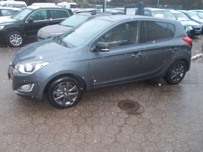 Grau Gebraucht 2014 Hyundai i20 Edition Limousine | 4.990 € (Fairer Preis) - Bild 1/4